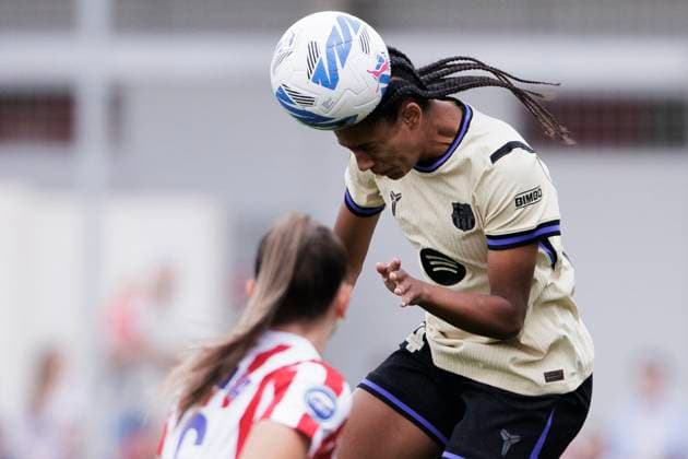 LIGA F - Atletico de Madrid vs Barcelona MADRID, SPAIN - October 12:Esmee Brugts of Barcelona in action during the LIGA F match between Atletico de Madrid and Barcelona at Centro Deportivo Alcala de Henares in Madrid. (Photo by Guille Martinez f22photo) Madrid Centro Deportivo Alcala de Henar Spain Copyright: xGuillermoxMartinezx