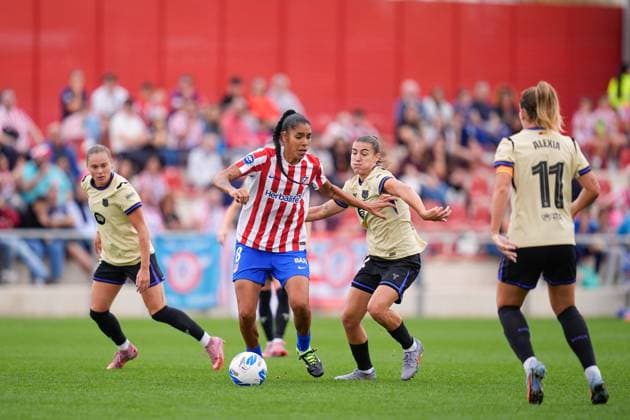 October 12, 2025, Madrid, Madrid, Spain: Gabriela Garcia of Atletico de Madrid and Patricia Guijarro of FC Barcelona, Barca compete for the ball during the Spanish Women League, Liga F, football match played between Atletico de Madrid and FC Barcelona at Centro Deportivo Alcala de Henares on October 12, 2025 in Madrid, Spain. Madrid Spain - ZUMAa181 20251012_zaa_a181_061 Copyright: xDennisxAgyemanx