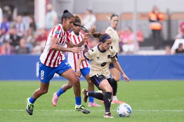LIGA F - Atletico de Madrid vs Barcelona MADRID, SPAIN - October 12:Aitana Bonmati of Barcelona and Gabriela Garcia of Atletico de Madrid fight for the ball during the LIGA F match between Atletico de Madrid and Barcelona at Centro Deportivo Alcala de Henares in Madrid. (Photo by Guille Martinez f22photo) Madrid Centro Deportivo Alcala de Henar Spain Copyright: xGuillermoxMartinezx