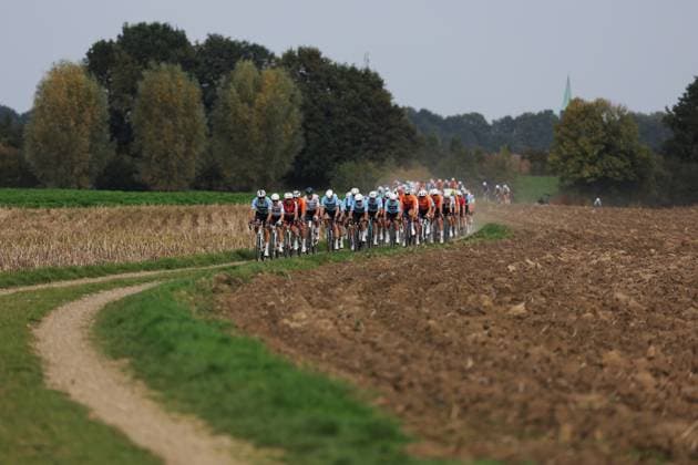 2025 UCI Gravel World Championships Picture by Alex Whitehead SWpix.com - 12 10 2025 - Cycling - 2025 UCI Gravel World Championships, Zuid-Limburg, Netherlands - Men Elite Race - The bunch Copyright: x xSWpix.comx(t axPhotographyxHubxLtd)xAlexxWhitehead SWpix.comx SWP-3030-9291