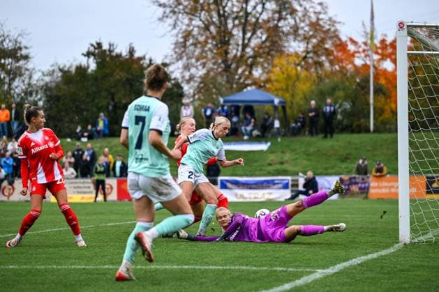 12 10 2025, Football, 2 Womens Bundesliga, 2025 2026, Matchday 7, SG 99 Andernach FC Bayern Munich II Isabel Pfeiffer 21 Andernach nets to make it 3 0 Anna Klink 38 Bayern Munich II looks anything but good in this action