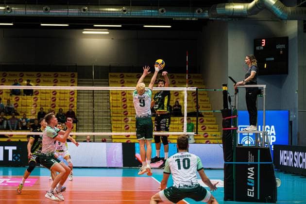 Volleyball I Men I Season 2025 2026 I Volleyball Bundesliga Ligacup I FT1844 Freiburg HELIOS Grizzlys Giesen I 12 10 2025 Fabian Hosch 9, FT 1844 Freiburg in defense against Juan Manuel Gonzalez 44, HELIOS Grizzlys Giesen Copyright: xLobeca Bjorn-OlexKehmx