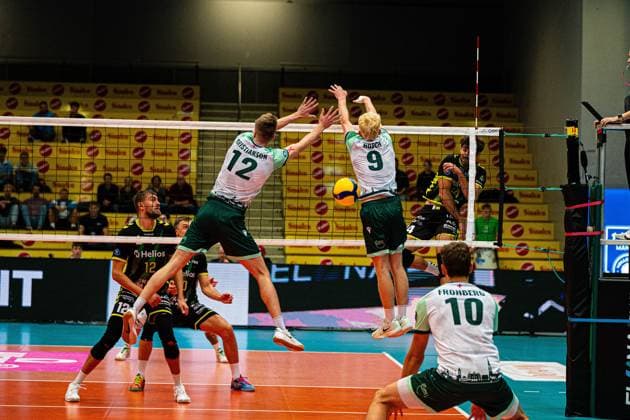 Volleyball I Men I Season 2025 2026 I Volleyball Bundesliga Ligacup I FT1844 Freiburg HELIOS Grizzlys Giesen I 12 10 2025 Fabian Hosch 9, FT 1844 Freiburg and Liam Kristjanson 12, FT 1844 Freiburg in the block against Juan Manuel Gonzalez 44, HELIOS Grizzlys Giesen Copyright: xLobeca Bjorn-OlexKehmx