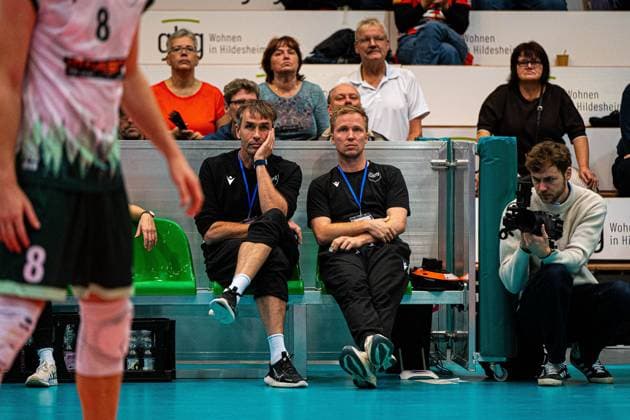 Volleyball I Men I Season 2025 2026 I Volleyball Bundesliga Ligacup I FT1844 Freiburg HELIOS Grizzlys Giesen I 12 10 2025 Jakob Schönhagen coach, FT 1844 Freiburg and Wolfgang Beck co-coach, FT 1844 Freiburg on the bench Copyright: xLobeca Bjorn-OlexKehmx