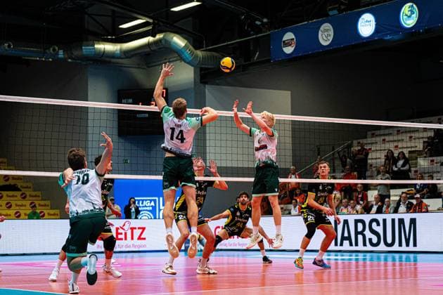 Volleyball I Men I Season 2025 2026 I Volleyball Bundesliga Ligacup I FT1844 Freiburg HELIOS Grizzlys Giesen I 12 10 2025 Fabian Hosch 9, FT 1844 Freiburg passing to Charles Figy 14, FT 1844 Freiburg Copyright: xLobeca Bjorn-OlexKehmx