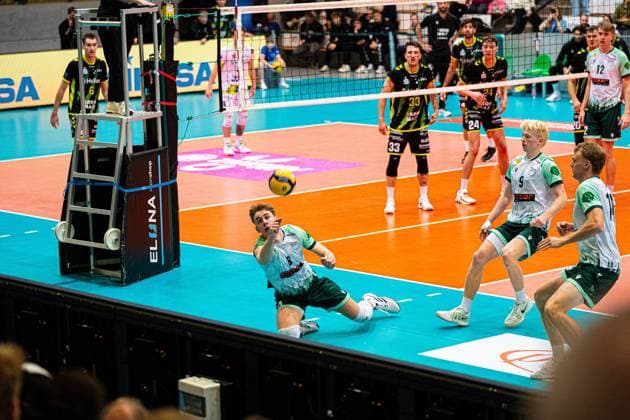 Volleyball I Men I Season 2025 2026 I Volleyball Bundesliga Ligacup I FT1844 Freiburg HELIOS Grizzlys Giesen I 12 10 2025 Anton Jung 8, FT 1844 Freiburg saves the ball Copyright: xLobeca Bjorn-OlexKehmx