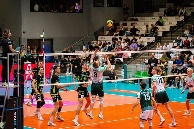 Volleyball I Men I Season 2025 2026 I Volleyball Bundesliga Ligacup I FT1844 Freiburg HELIOS Grizzlys Giesen I 12 10 2025 Yannick Harms 3, FT 1844 Freiburg in the serve Copyright: xLobeca Bjorn-OlexKehmx