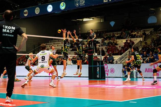 Volleyball I Men I Season 2025 2026 I Volleyball Bundesliga Ligacup I FT1844 Freiburg HELIOS Grizzlys Giesen I 12 10 2025 Austin Wilmot 24, HELIOS Grizzlys Giesen and Mark Rura 6, HELIOS Grizzlys Giesen in the block against FT 1844 Freiburg Copyright: xLobeca Bjorn-OlexKehmx
