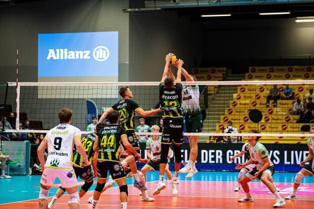 Volleyball I Men I Season 2025 2026 I Volleyball Bundesliga Ligacup I FT1844 Freiburg HELIOS Grizzlys Giesen I 12 10 2025 Jakob Günthör 12, HELIOS Grizzlys Giesen in a duel against Charles Figy 14, FT 1844 Freiburg Copyright: xLobeca Bjorn-OlexKehmx