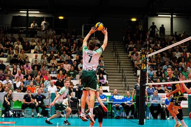 Volleyball I Men I Season 2025 2026 I Volleyball Bundesliga Ligacup I FT1844 Freiburg HELIOS Grizzlys Giesen I 12 10 2025 Lorenz Rudolf 7, FT 1844 Freiburg in the set play Copyright: xLobeca Bjorn-OlexKehmx