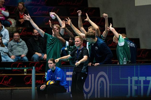 Volleyball I Men I Season 2025 2026 I Volleyball Bundesliga Ligacup I FT1844 Freiburg HELIOS Grizzlys Giesen I 12 10 2025 FT 1844 Freiburg Substitutes cheer with Jakob Schönhagen Coach, FT 1844 Freiburg Copyright: xLobeca Bjorn-OlexKehmx