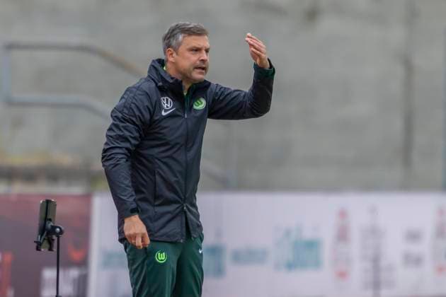 Ingolstadt, Germany 12 October 2025 2 BL Women 2025 2026 FC Ingolstadt 04 vs VfL Wolfsburg II In the picture coach Daniel Kraus VfL II gesticulates on the pitch Audi Sportpark Bayern Copyright: xFotostandx xSchäferx