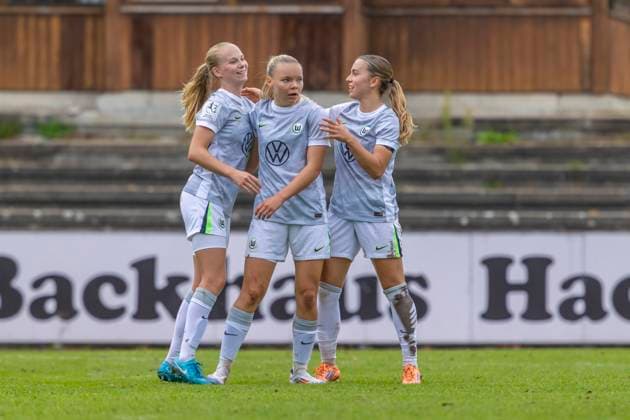 Ingolstadt, Germany 12 October 2025 2 BL Women 2025 2026 FC Ingolstadt 04 vs VfL Wolfsburg II In the picture in the Traube Goalscorer AnnY Kerim Lindland VfL celebrates with her teammates after her goal for 0 1 Audi Sportpark Bayern Copyright: xFotostandx xSchäferx