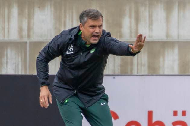 Ingolstadt, Germany 12 October 2025 2 BL Women 2025 2026 FC Ingolstadt 04 vs VfL Wolfsburg II In the picture coach Daniel Kraus VfL II gesticulates on the pitch Audi Sportpark Bayern Copyright: xFotostandx xSchäferx