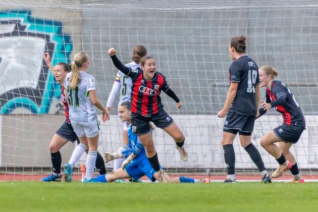 Ingolstadt, Germany 12 October 2025 2 BL Women 2025 2026 FC Ingolstadt 04 vs VfL Wolfsburg II In the picture in the Traube Goalscorer Katharina Reikersdorfer FCI celebrates with her teammates after her goal for 2 1 Audi Sportpark Bayern Copyright: xFotostandx xSchäferx
