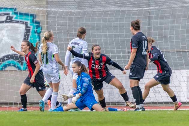 Ingolstadt, Germany 12 October 2025 2 BL Women 2025 2026 FC Ingolstadt 04 vs VfL Wolfsburg II In the picture in the Traube Goalscorer Katharina Reikersdorfer FCI celebrates with her teammates after her goal for 2 1 Audi Sportpark Bayern Copyright: xFotostandx xSchäferx