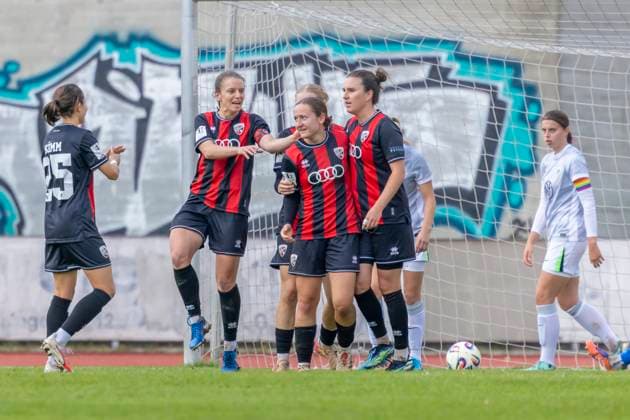 Ingolstadt, Germany 12 October 2025 2 BL Women 2025 2026 FC Ingolstadt 04 vs VfL Wolfsburg II In the picture in the Traube Goalscorer Katharina Reikersdorfer FCI celebrates with her teammates after her goal for 2 1 Audi Sportpark Bayern Copyright: xFotostandx xSchäferx