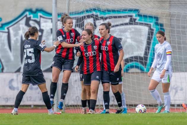 Ingolstadt, Germany 12 October 2025 2 BL Women 2025 2026 FC Ingolstadt 04 vs VfL Wolfsburg II In the picture in the Traube Goalscorer Katharina Reikersdorfer FCI celebrates with her teammates after her goal for 2 1 Audi Sportpark Bayern Copyright: xFotostandx xSchäferx