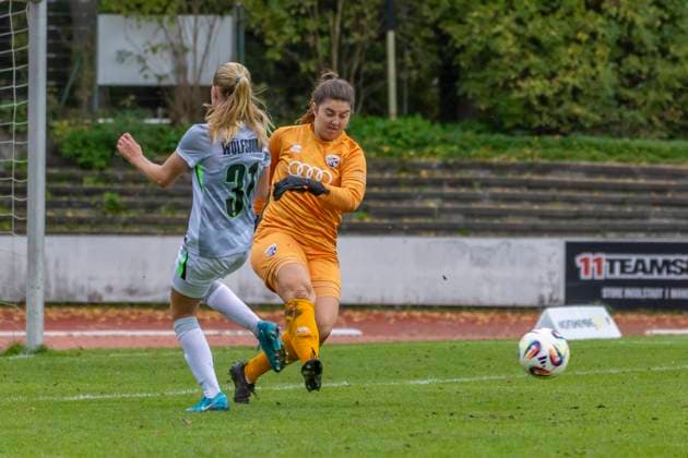 Ingolstadt, Germany 12 October 2025 2 BL Women 2025 2026 FC Ingolstadt 04 vs VfL Wolfsburg II In the picture from left in a duel Linnea Slen VfL II and goalkeeper Franziska Maier FCI Audi Sportpark Bayern Copyright: xFotostandx xSchäferx