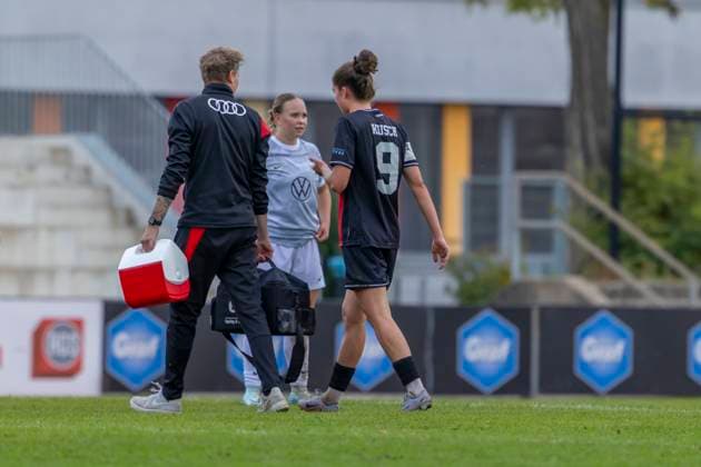 Ingolstadt, Germany 12 October 2025 2 BL Women 2025 2026 FC Ingolstadt 04 vs VfL Wolfsburg II In the picture 2 from left Emma Kusch FCI leaves the pitch injured Audi Sportpark Bayern Copyright: xFotostandx xSchäferx