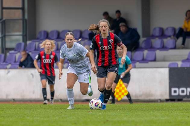 Ingolstadt, Germany 12 October 2025 2 BL Women 2025 2026 FC Ingolstadt 04 vs VfL Wolfsburg II In the picture from left in the duel Maja Zielinska VfL II and Jenny Bayer FCI Audi Sportpark Bayern Copyright: xFotostandx xSchäferx