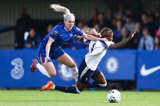 Chelsea gegen Tottenham Frauen 12. Oktober 2025, London Women s Super League Chelsea gegen Tottenham Hotspur Ellie Carpenter von Chelsea und Jessica Naz von Tottenham Hotspur Foto Jacques Feeney Abseits London UK  Copyright: xJacquesxFeeneyx xOffsidexOffside
