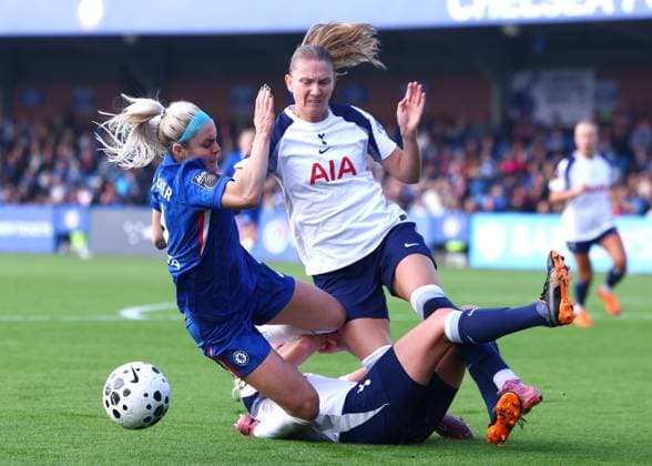 Kington Upon Thames, England, 12th October 2025. Ellie Carpenter of Chelsea is challenged by Clare Hunt and Eveliina Summannen of Tottenham Hotspur during the Chelsea Women vs Tottenham Women Barclays Women s Super League match at Kingsmeadow, Kington Upon Thames. Picture credit should read: Paul Terry Sportimage EDITORIAL USE ONLY. No use with unauthorised audio, video, data, fixture lists, club league logos or live services. Online in-match use limited to 120 images, no video emulation. No use in betting, games or single club league player publications. SPI_009_PT_Chelsea_W_Spurs_W SPI-4209-0009
