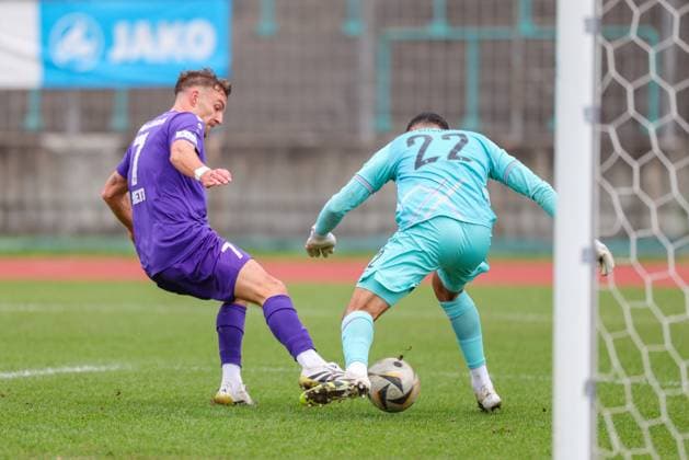 Lukas Ramser 10, TSV Schwaben Augsburg and Noah George 22, FC Augsburg II during the match between TSV Schwaben Augsburg v FC Augsburg II, Soccer, Men, Regionalliga Bayern, 2025 2026, Matchday 13 on 12 10 2025 in Augsburg, Rosenaustadion Bayern Germany