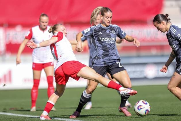 DEU, Freiburg, SC Freiburg vs Eintracht Frankfurt, Google Pixel Bundesliga, DFB, Dreisamstadion, 6 Spieltag, im Bild f l n r Sophie Nachtigall SC Freiburg 27 , Nadine Riesen Eintracht Frankfurt 22 DFB DFL REGULATIONS PROHIBIT ANY USE OF PHOTOGRAPHS AS IMAGE SEQUENCES AND OR QUASI VIDEO, 12 10 2025, Copyright: HMBxMedia HendrikxHamelau