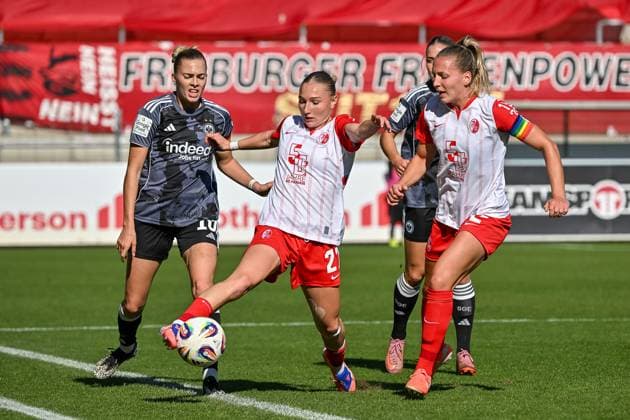 Sophie Nachtigall SC Freiburg Women, 27 on the ball, behind her Laura Freigang Eintracht Frankfurt, 10 , Lisa Karl SC Freiburg Women, 02 GER, SC Freiburg Eintracht Frankfurt, Women Football, Google Pixel Women Bundesliga, Matchday 6, Season 2025 2026, 12 10 2025 DFB REGULATES PROHIBIT ANY USE OF PHOTOGRAPHS AS IMAGE SEQUENCES AND OR QUASI VIDEO GER, SC Freiburg Eintracht Frankfurt, Women Football, Google Pixel Women Bundesliga, Matchday 6, Season 2025 2026, 12 10 2025 Freiburg Copyright: xEibner-Pressefoto ThomasxHessx EP_THS