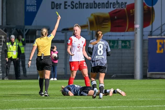 Karoline Wacker Referee shows Luca Birkholz SC Freiburg Women, 23 the yellow card after a foul on Jella Veit Eintracht Frankfurt, 25 GER, SC Freiburg Eintracht Frankfurt, Women Football, Google Pixel Women Bundesliga, Matchday 6, Season 2025 2026, 12 10 2025 DFB REGULATIONS PROHIBIT ANY USE OF PHOTOGRAPHS AS IMAGE SEQUENCES AND OR QUASI VIDEO GER, SC Freiburg Eintracht Frankfurt, Women Football, Google Pixel Women Bundesliga, Matchday 6, Season 2025 2026, 12 10 2025 Freiburg Copyright: xEibner-Pressefoto ThomasxHessx EP_THS