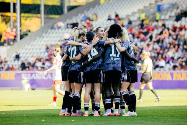 12 10 25, Women, Football, Google Pixel Womens Bundesliga, Season 2025 2026, SC Freiburg Eintracht Frankfurt, Matchday 6 Nicole Anyomi 19 Eintracht Frankfurt celebrating goal to 0 1 with the team Freiburg Dreisamstadion BW Germany