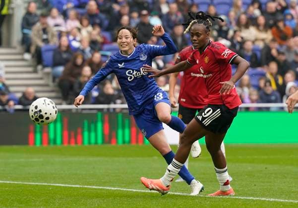 Liverpool, England, 12th October 2025. Hikaru Kitagawa of Everton (L) scores an own goal under pressure from Melvine Malard of Manchester Utd during the Everton Women vs Manchester United, ManU Women Barclays Women s Super League match at Hill Dickinson Stadium, Liverpool. Picture credit should read: Andrew Yates Sportimage EDITORIAL USE ONLY. No use with unauthorised audio, video, data, fixture lists, club league logos or live services. Online in-match use limited to 120 images, no video emulation. No use in betting, games or single club league player publications. SPI_016_AY_EVERTON_W_MAN_UTD_W SPI-4212-0016