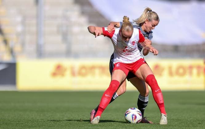 DEU, Freiburg, SC Freiburg vs Eintracht Frankfurt, Google Pixel Bundesliga, DFB, Dreisamstadion, 6 Spieltag, im Bild f l n r Tessa Blumenberg SC Freiburg 7 , Nadine Riesen Eintracht Frankfurt 22 , Zweikampf DFB DFL REGULATIONS PROHIBIT ANY USE OF PHOTOGRAPHS AS IMAGE SEQUENCES AND OR QUASI VIDEO, 12 10 2025, Copyright: HMBxMedia HendrikxHamelau
