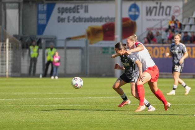 Google Pixel Frauen-Bundesliga: SC Freiburg vs. Eintracht Frankfurt, 12.10.2025 Zweikampf zwischen Géraldine Reuteler (Eintracht Frankfurt, 14) und Lisa Karl (SC Freiburg, 2) Google Pixel Frauen-Bundesliga: SC Freiburg vs. Eintracht Frankfurt, Dreisamstadion, 12.10.2025 DFB DFL REGULATIONS PROHIBIT ANY USE OF PHOTOGRAPHS AS IMAGE SEQUENCES AND OR QUASI-VIDEO. Copyright: xBEAUTIFULxSPORTS Boscox