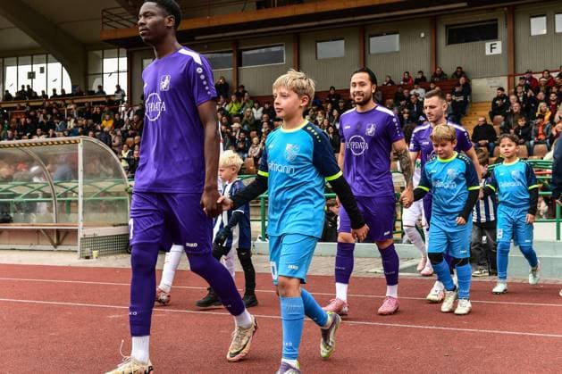 TSV Schwaben Augsburg gegen FC Augsburg II 12.10.2025 Einlauf Marc Sodji (TSV Schwaben Augsburg, 27), Achitpol Keereerom (TSV Schwaben Augsburg, 29) und Lukas Ramser (TSV Schwaben Augsburg, 10) , Augsburg, 12.10..2025 - 13. Spieltag der Regionalliga Bayern, TSV Schwaben Augsburg gegen FC Augsburg II, Augsburg Rosenaustadion Copyright: xBEAUTIFULxSPORTS Märklx