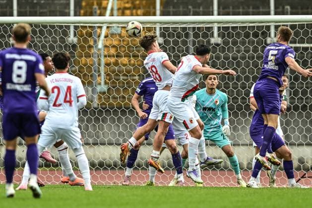 TSV Schwaben Augsburg gegen FC Augsburg II 12.10.2025 Vor dem Tor von Noah George (FC Augsburg II 22) ist viel los beim Derby , Augsburg, 12.10..2025 - 13. Spieltag der Regionalliga Bayern, TSV Schwaben Augsburg gegen FC Augsburg II, Augsburg Rosenaustadion Copyright: xBEAUTIFULxSPORTS Märklx