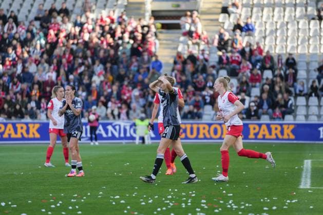 Google Pixel Frauen-Bundesliga: SC Freiburg vs. Eintracht Frankfurt, 12.10.2025 Laura Freigang (Eintracht Frankfurt, 10) mit einem Volleytorschuss welches wegen Abseits nicht zählt und sich dann drüber ärgert Google Pixel Frauen-Bundesliga: SC Freiburg vs. Eintracht Frankfurt, Dreisamstadion, 12.10.2025 DFB DFL REGULATIONS PROHIBIT ANY USE OF PHOTOGRAPHS AS IMAGE SEQUENCES AND OR QUASI-VIDEO. Copyright: xBEAUTIFULxSPORTS Boscox