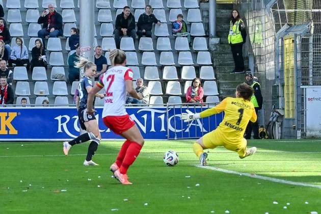 Rebecka Blomqvist Eintracht Frankfurt, 28 shoots on goal from Laura Benkarth SC Freiburg Women, 01 GER, SC Freiburg Eintracht Frankfurt, Women Soccer, Google Pixel Women Bundesliga, Matchday 6, Season 2025 2026, 12 10 2025 DFB REGULATES PROHIBIT ANY USE OF PHOTOGRAPHS AS IMAGE SEQUENCES AND OR QUASI VIDEO GER, SC Freiburg Eintracht Frankfurt, Women Football, Google Pixel Women Bundesliga, Matchday 6, Season 2025 2026, 12 10 2025 Freiburg Copyright: xEibner-Pressefoto ThomasxHessx EP_THS
