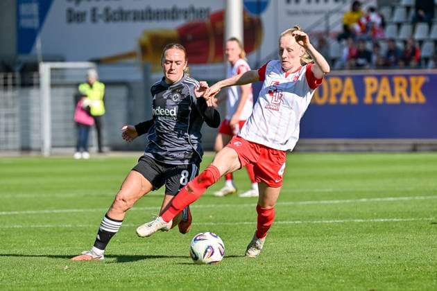 Lisanne Graewe Eintracht Frankfurt, 08 , Meret Felde SC Freiburg Frauen, 04 im Duell um den Ball GER, SC Freiburg Eintracht Frankfurt, Frauen Fussball, Google Pixel Frauen Bundesliga, 6 Spieltag, Saison 2025 2026, 12 10 2025 DFB REGULATIONS PROHIBIT ANY USE OF PHOTOGRAPHS AS IMAGE SEQUENCES AND OR QUASI VIDEO GER, SC Freiburg Eintracht Frankfurt, Frauen Fussball, Google Pixel Frauen Bundesliga, 6 Spieltag, Saison 2025 2026, 12 10 2025 Freiburg Copyright: xEibner-Pressefoto ThomasxHessx EP_THS