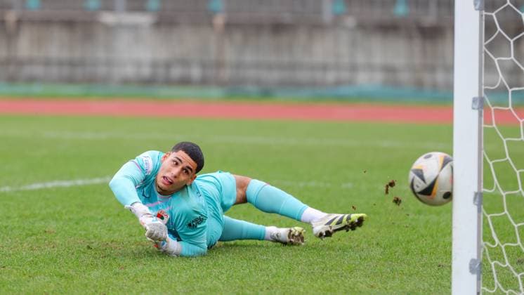 Noah George 22, FC Augsburg II , post shot during the match between TSV Schwaben Augsburg v FC Augsburg II, Soccer, Men, Regionalliga Bayern, 2025 2026, Matchday 13 on 12 10 2025 in Augsburg, Rosenaustadion Bayern Germany