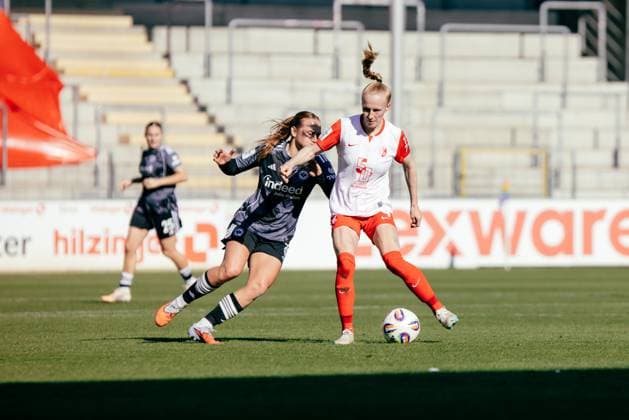 12 10 25, Women, Football, Google Pixel Womens Bundesliga, Season 2025 2026, SC Freiburg Eintracht Frankfurt, Matchday 6 Meret Felde 4 SC Freiburg duel against Lisanne Gräwe 8 Eintracht Frankfurt Freiburg Dreisamstadion BW Germany