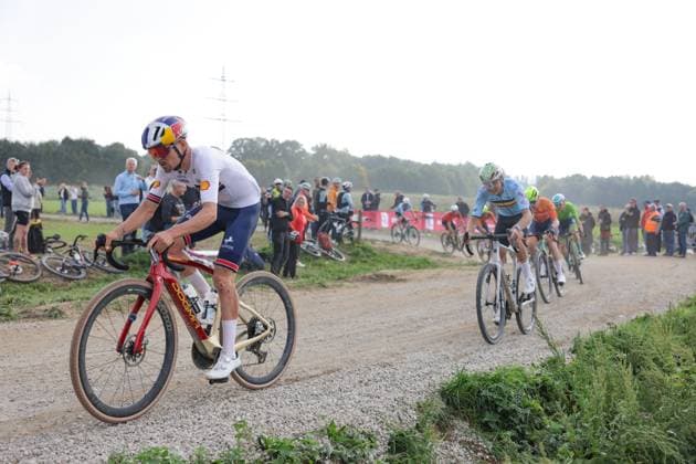 2025 UCI Gravel World Championships Picture by Alex Whitehead SWpix.com - 12 10 2025 - Cycling - 2025 UCI Gravel World Championships, Zuid-Limburg, Netherlands - Men Elite Race - Tom Pidcock (Great Britain) Copyright: x xSWpix.comx(t axPhotographyxHubxLtd)xAlexxWhitehead SWpix.comx SWP-3030-9315