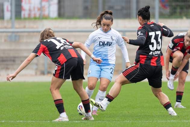 2. Frauen Bundesliga: Eintracht Frankfurt II - VfL Bochum, 12.10.2025 Anna Marques (VFL Bochum 21) & Eleni Markou (Eintracht Frankfurt II 33) & Carlotta Schwörer (Eintracht Frankfurt II 18) im Kampf um den Ball, Eintracht Frankfurt II - VfL Bochum, Frankfurt, Stadion am Brentanobad, 12.10.2025 Copyright: xBEAUTIFULxSPORTS Gawlikx