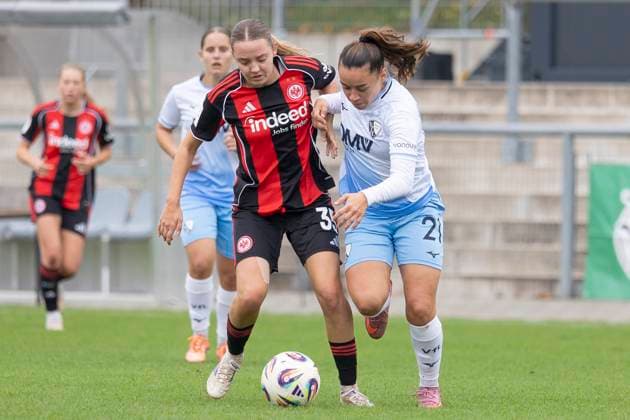 2. Frauen Bundesliga: Eintracht Frankfurt II - VfL Bochum, 12.10.2025 Helene Schäfer (Eintracht Frankfurt II 35) & Anna Marques (VFL Bochum 21) im Zweikampf u mden Ball, Eintracht Frankfurt II - VfL Bochum, Frankfurt, Stadion am Brentanobad, 12.10.2025 Copyright: xBEAUTIFULxSPORTS Gawlikx