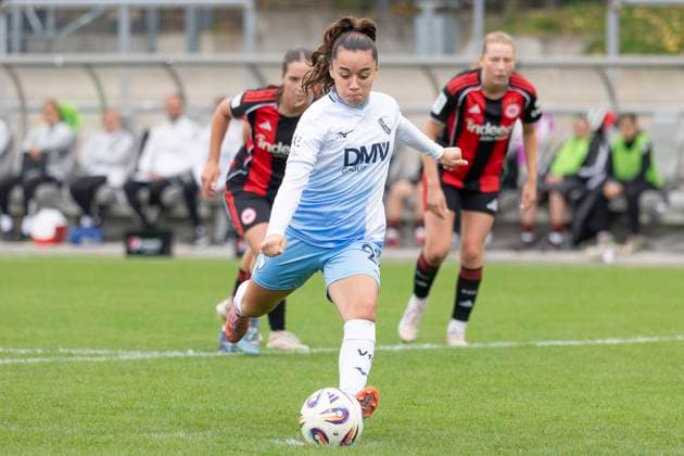 2. Frauen Bundesliga: Eintracht Frankfurt II - VfL Bochum, 12.10.2025 Anna Marques (VFL Bochum 21) erzielt das Tor zum 2:0 oer Elfmeter Strafstoß, Eintracht Frankfurt II - VfL Bochum, Frankfurt, Stadion am Brentanobad, 12.10.2025 Copyright: xBEAUTIFULxSPORTS Gawlikx