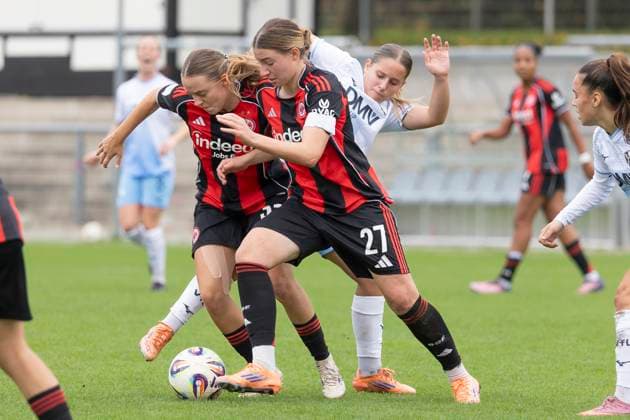 2. Frauen Bundesliga: Eintracht Frankfurt II - VfL Bochum, 12.10.2025 Tessa Zimmermann (Eintracht Frankfurt II 27) & Helene Schäfer (Eintracht Frankfurt II 35) & Lilith Schmidt (VFL Bochum 30) im Kampf um den Ball, Eintracht Frankfurt II - VfL Bochum, Frankfurt, Stadion am Brentanobad, 12.10.2025 Copyright: xBEAUTIFULxSPORTS Gawlikx