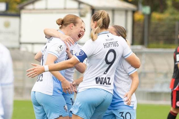 2. Frauen Bundesliga: Eintracht Frankfurt II - VfL Bochum, 12.10.2025 Alina Bantle (VFL Bochum 8) & Dörthe Hoppius (VFL Bochum 9) & Jana Heinen (VFL Bochum 15) bejuebln das Tor den Treffer zum 1:0, Eintracht Frankfurt II - VfL Bochum, Frankfurt, Stadion am Brentanobad, 12.10.2025 Copyright: xBEAUTIFULxSPORTS Gawlikx