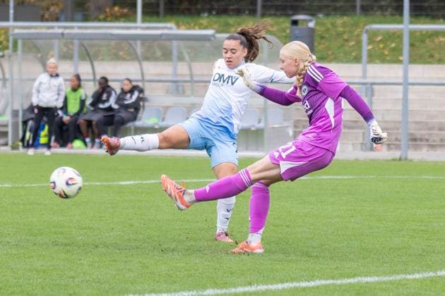 2. Frauen Bundesliga: Eintracht Frankfurt II - VfL Bochum, 12.10.2025 Anna Marques (VFL Bochum 21) versucht den Schuss von Janne Krumme (Eintracht Frankfurt II 21) zu blocken, Eintracht Frankfurt II - VfL Bochum, Frankfurt, Stadion am Brentanobad, 12.10.2025 Copyright: xBEAUTIFULxSPORTS Gawlikx
