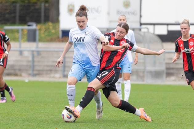 2. Frauen Bundesliga: Eintracht Frankfurt II - VfL Bochum, 12.10.2025 Janine Angrick (VFL Bochum 6) & Tessa Zimmermann (Eintracht Frankfurt II 27) im Zweikampf um den Ball, Eintracht Frankfurt II - VfL Bochum, Frankfurt, Stadion am Brentanobad, 12.10.2025 Copyright: xBEAUTIFULxSPORTS Gawlikx